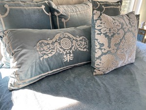 lot 8 image: Beautiful King Bedding Set by Lili Alessandra