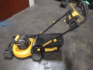 lot 15 image: Dewalt 21.5 in. 20-Volt MAX Lithium-Ion Cordless Battery Walk Behind Push Mower, DCMP233U2 - RUNS WELL - USED.