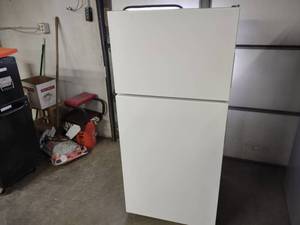 lot 2 image: Ikea Model IRT134FDW00 Refrigerator...