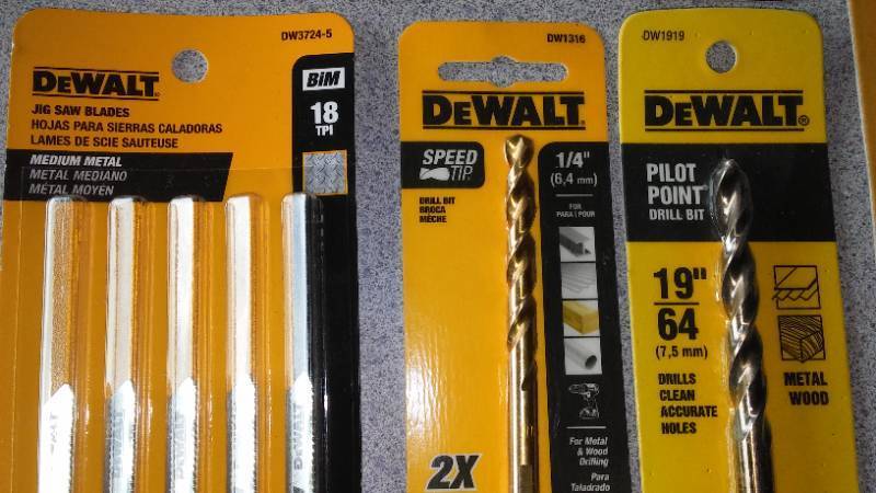 lot 318 image: DeWalt Bits & Blades Variety.