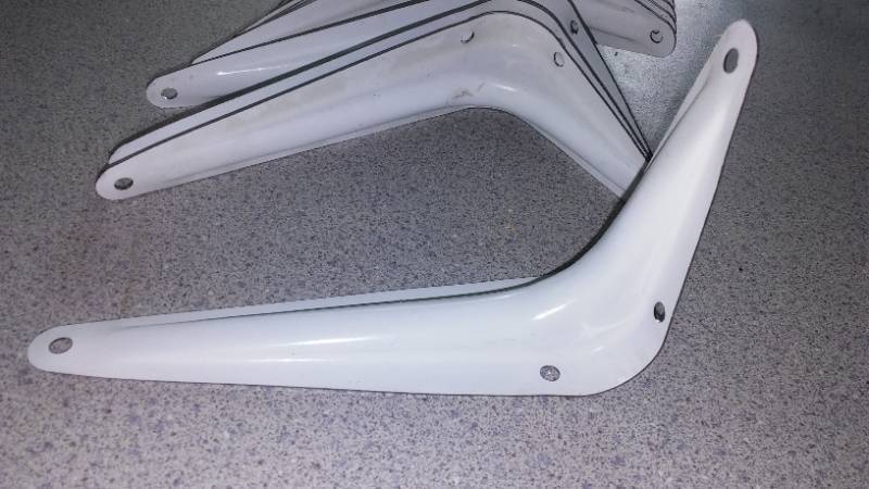 lot 570 image: L Brackets (20) White, 4 x 6