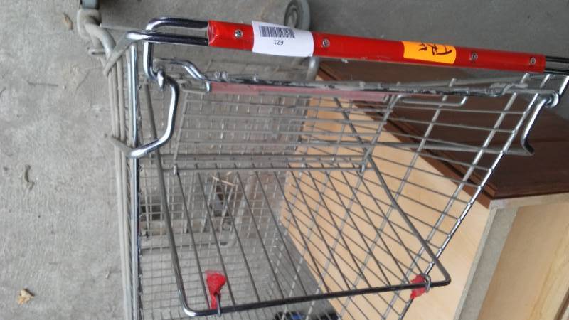 lot 621 image: Full Size Shopping Cart.