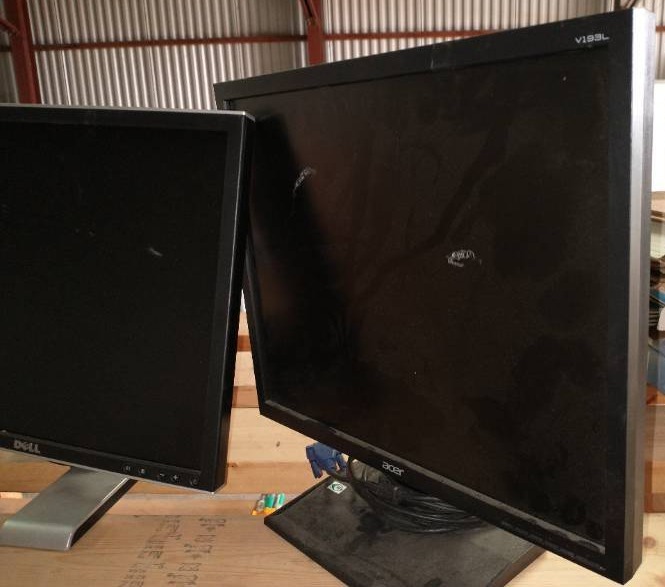 lot 998 image: Computer Flat Screen Monitors (2)