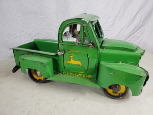 lot 20 image: Recycled Metal John Deere Pickup Truck