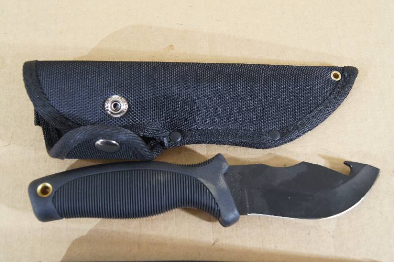2 Schrade XT3B Fixed Blade Knives with Gut Hook
