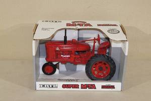 ERTL 116 Scale McCormick Farmall Super M-TA Tractor