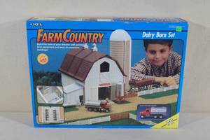 ERTL Farm Country Dairy Barn Toy Set