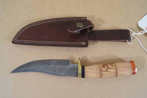 Unused Damascus Steel Fixed Blade Hunting Knife with Leather Sheath