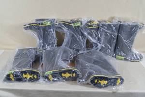 7 Pair of Servus Size 6 Rubber Boots
