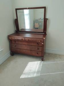 lot 24 image: Antique 5 Drawer Lowboy Style Dresser
