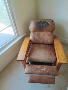 lot 26 image: Mission Style Reclining Chair
