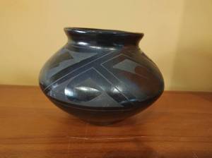 lot 50 image: Handmade Black Opal Pot