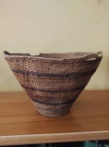 lot 65 image: Handwoven Basket