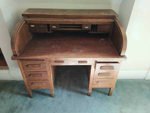lot 40 image: Antique Rolltop Desk