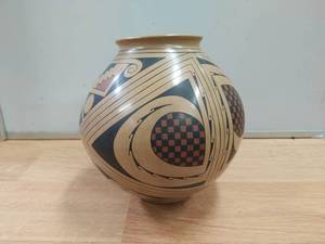 lot 47 image: Southwest Style Pottery