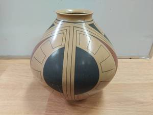 lot 48 image: Southwest Style Pottery