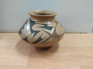 lot 49 image: Ralfeal Silveria Southwest Style Pottery
