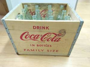 lot 14 image: Vintage Coke Crate With 12 One Pint Bottles