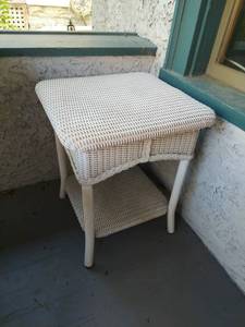 lot 193 image: Lloyd Flanders Wicker End Table