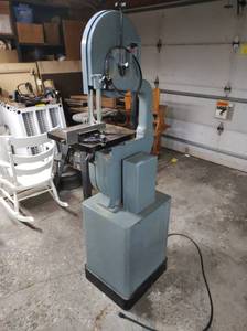 lot 213 image: Delta Band Saw