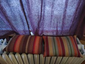 lot 123 image: Throw Pillows