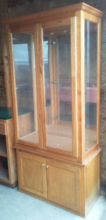 lot 114 image: Oak lighted Mirrored Display Cabinet. Excellent.