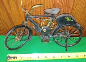 lot 140 image: Metal Scale Model Harley Davidson.
