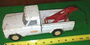 lot 185 image: Tonka Wrecker Jeep Gladiator.