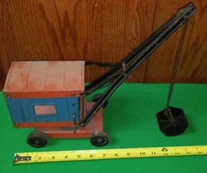 lot 190 image: Antique Metal Crane, Working crank. Rare