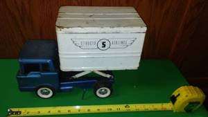 lot 195 image: Structo Airlines Lift Truck