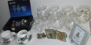 lot 281 image: Glass and Home Dcor.