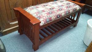 lot 291 image: Padded Mission Style Bench.