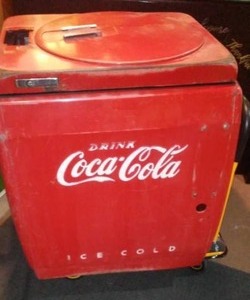 lot 319 image: Vintage Coca Cola Coke Vending Machine Cooler.