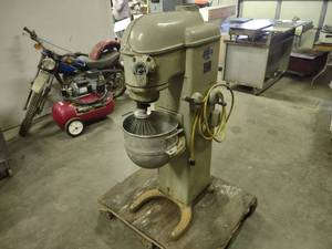 lot 1 image: Blakeslee Model CC20 20 Quart Comme...