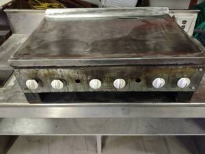 lot 8 image: Garland LP Gas Griddle, 30x18