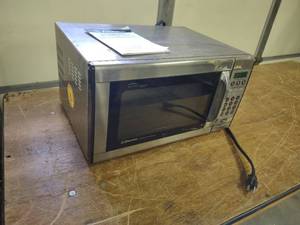 lot 19 image: Emerson Microwave Oven, Works...