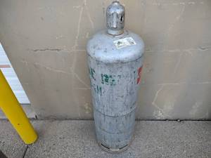 lot 20 image: 100 lb. LP Gas Tank...