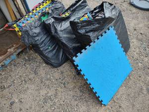 lot 30 image: Approx. (36) 24x24 Interlocking Flo...