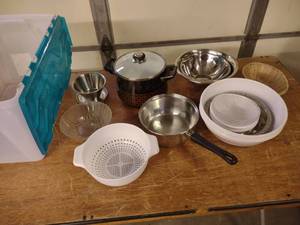 lot 39 image: Pot. Pan, Bowls, & Tub...