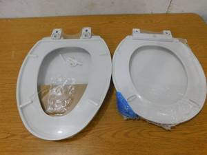 lot 52 image: (2) 2 Toilet seat covers.