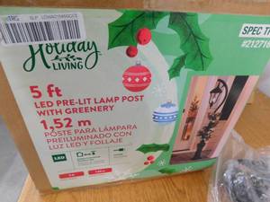 lot 82 image: Holiday Living 60-in Lamp Post Light Display with White LED Lights