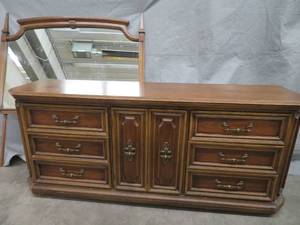 lot 2 image: VINTAGE DRESSER WITH MIRROR