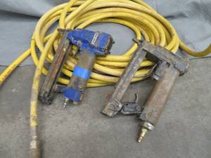 lot 5 image: 2 BRAD PNUMATIC STAPLERS WITH A UNIVERSAL AIR HOSE
