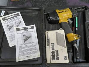 lot 6 image: BOSTITCH PNUMATIC NAILER  FULL BOX OF NAILS
