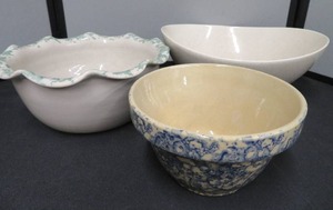 lot 26 image: RETRO  VINTAGE POTTERY BOWLS