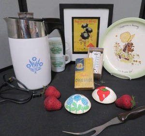 lot 27 image: RETRO KITCHEN LOT