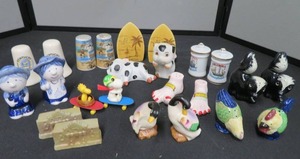 lot 29 image: 12 VINTAGE SALT AND PEPPER SHAKERS