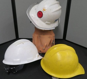 lot 48 image: 3 ASSORTED HARD HATS  NEW TOOL POUCH