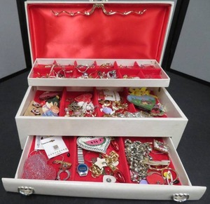 lot 60 image: LARAGE WHITE VINTAGE JEWERLY BOX FULL OF JEWERLY