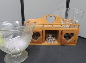 lot 61 image: WOODEN HEART DESIGNED SHELF AND VINTAGE GLASS